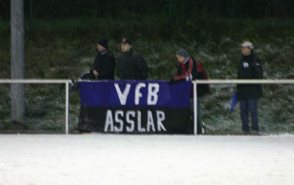 Dillstadion (Kunstrasen) - Vier Fans und ein Transparent