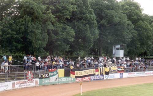 Städtisches Stadion - Fans auf der Gegenseite