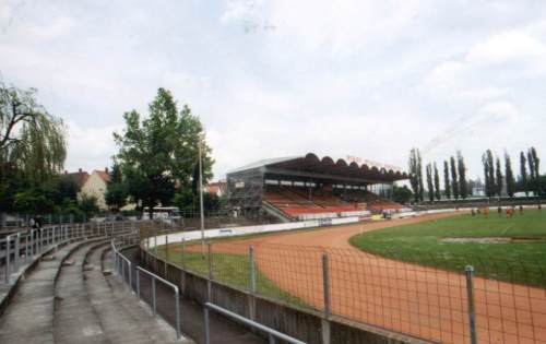 Städtisches Stadion - Blick auf die Tribne vom Hintertorbereich