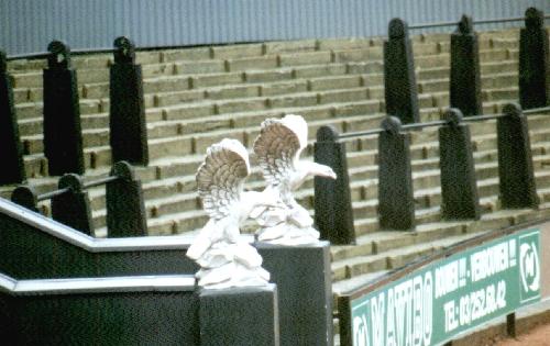 Ludo Coeckstadion - Nahaufnahme Adler-Statuen am Marathon-Tor