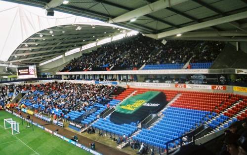 Reebok Stadium - South Stand mit Gästebereich im Oberrang