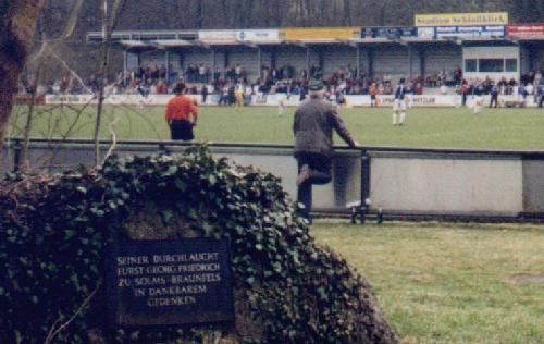 Stadion Schloßblick - Blick ber den Gedenkstein Richtung Platz