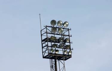 Stade de la Neuville - Flutlicht mit 'Strahlersammlung'