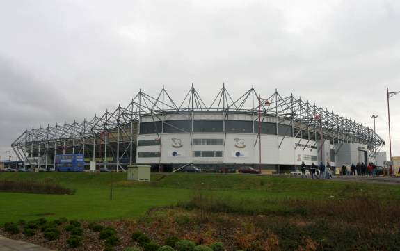 Pride Park - Außenansicht auf Toyota West Stand und McArthur Glen Stand