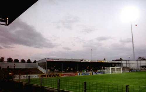 GN Bouw Stadion - schmale Hintertortribüne