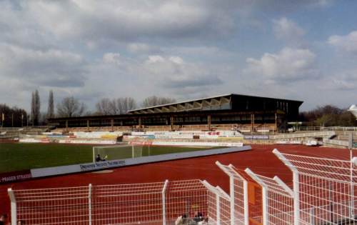 Heinz-Steyer-Stadion - Holztribüne (heute gesperrt), dahinter Eishalle