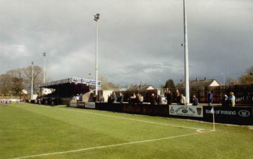 Stangmore Park - Längsseite mit Tribüne