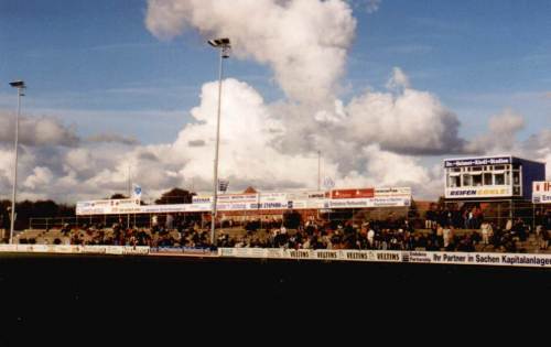 Dr. Helmut Riedl-Stadion - Tribüne von nahem