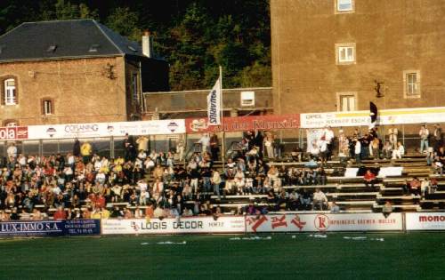 Stade de la Frontiere - Gegenseite Detail mit Gästefans (links) und Heimfans (rechts)