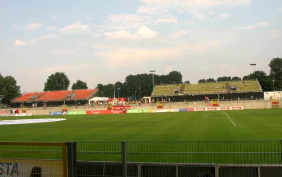 Paul-Janes-Stadion - Gegenseite mit neuen Zusatztribünen