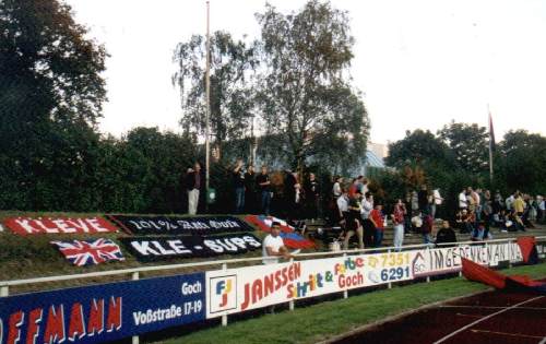 Hubert-Houben-Stadion - Blick auf die Gästefans und ihre Transparente