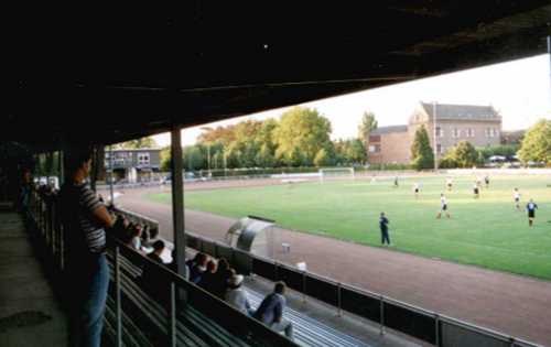 Schloßstadion - Blick von der Tribüne auf die Gegenseite