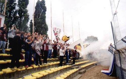 Stade Jean Laville - alte Hintettortribne mit Intro der Metz-Fans