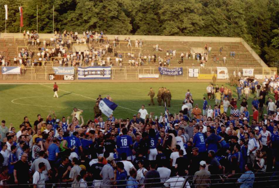 Stadion - Lilien-Fans feiern den Pokalerfolg