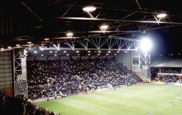 Tynecastle Park - vollbesetzte Hintertortribüne