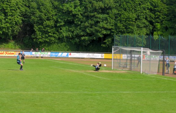 Sportanlage Fritz-Jacobi-Straße - Die Perspektive täuscht: der ist drin!