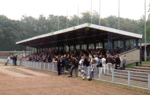 Friedrich-Ludwig-Jahn-Stadion - besetzte Tribne