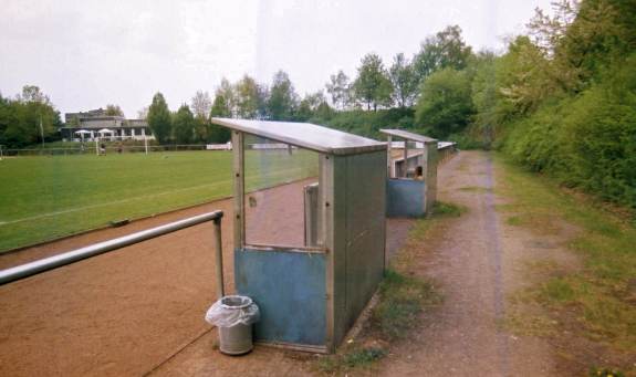 Sportplatz am Haldenweg - Gegenseite mit Trainerbnken