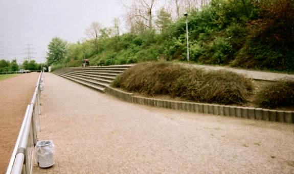 Sportplatz am Haldenweg - Hauptseite von Eingangsbereich aus gesehen