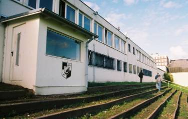 Rudi-Barth-Sportanlage - Gerade mit Sprecherkabine