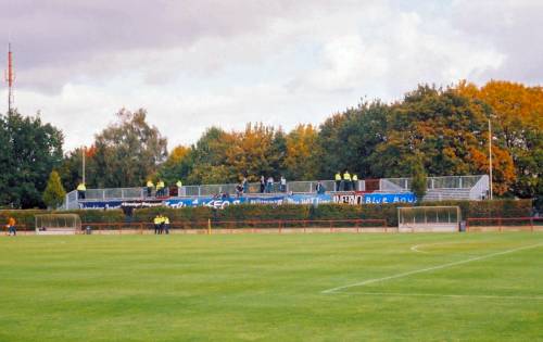 Wolfgang-Meyer-Sportanlage - Stahlrohrtribne jenseits des Zauns