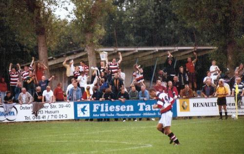 Friesenstadion - Altona-Fans auf dem Graswall, im Hintergrund Tribne des Nebenplatzes