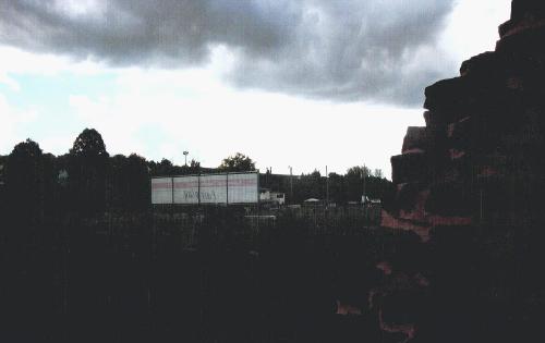 Sportplatz an der Burg - Blick aus der Burg aufs Stadion im Gegenlicht