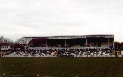 Alfred-Kunze-Sportpark - Tribüne von weitem