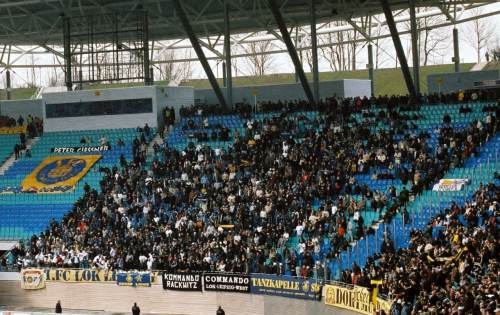 Zentralstadion - Gstefans (Lokanhnger hinterm Tor in Sektor D, BVB-Fans rechts davon am Rand von Sektor A)