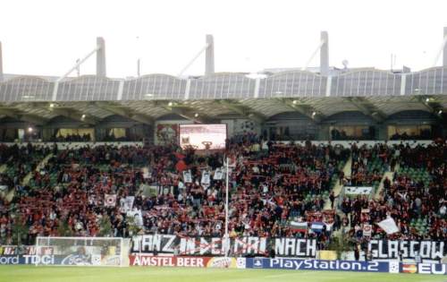 BayArena - Heimfans beim Tanz nach Glasgow