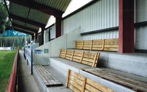 Sportplatz Donaupark - Blick über die Tribüne:Klappbänke