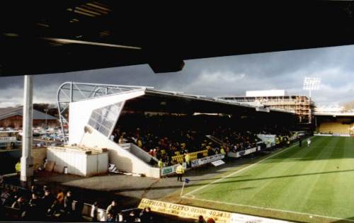 Almondvale Stadium - die freistehende Seitentribne