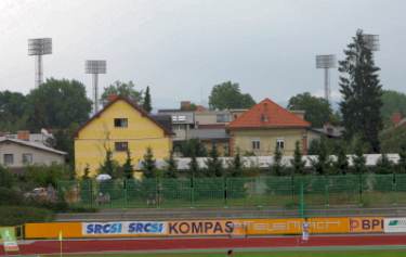 ZŠD Ljubljana - Flutlichter des Olimpija hinter der Gegengerade