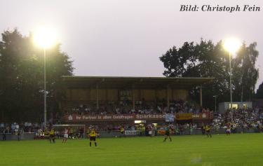 WerseDorotheen-Kampfbahn - Tribüne bei Nacht