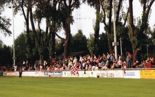 Dorotheen-Kampfbahn - RWE-Fans auf Gegenseite