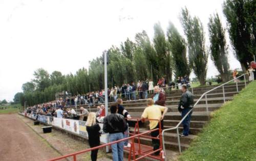 Nordhessen-Stadion - Ausgebaute Lngsseite