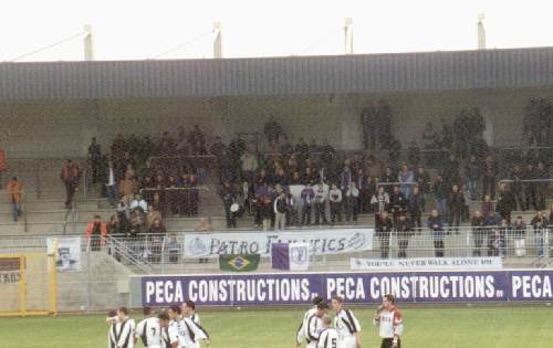 Patrostadion - Heimfans auf der Gegentribüne