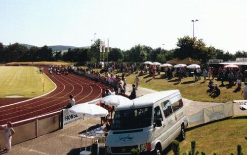 Dünnefeld-Stadion - 'Gegenseite' mit Graswall