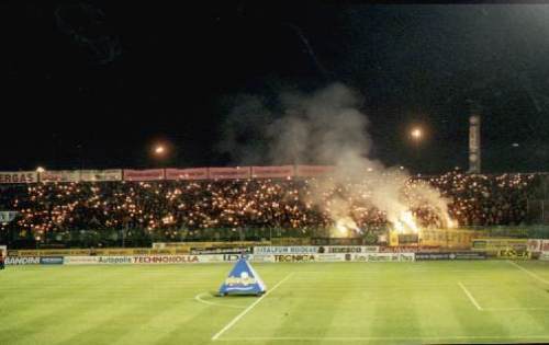 Stadio Alberto Braglia - Gegengerade brennt...