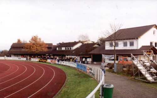 Mons-Tabor-Stadion - Zuschauer vorm Vereinsheim