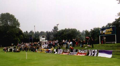 VfR-Stadion - Lngsseite mit Sprecherturm und Heimfans ganz in grn