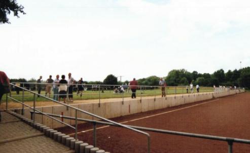 Sportplatz an der B3 - vom Nebenplatz aus gesehen