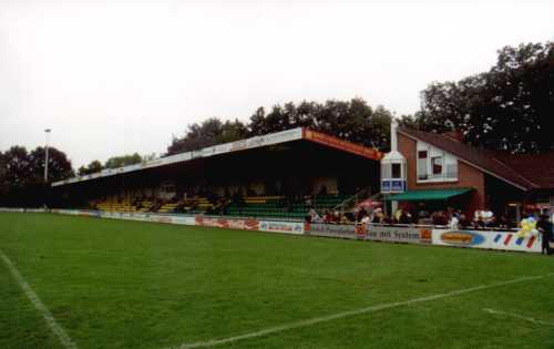 Stadion am Ochsenzoller Stra&szlig;e (Sportpark Edmund Plambeck) - Trib&uuml;ne