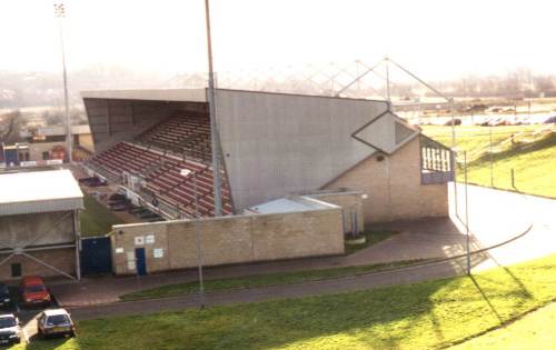 Sixfields Community Stadium - Haupttribüne leer