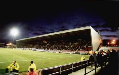 Sixfields Community Stadium - Haupttribüne besetzt