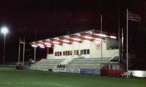 Sportplatz Vinnenweg - Tribüne leer