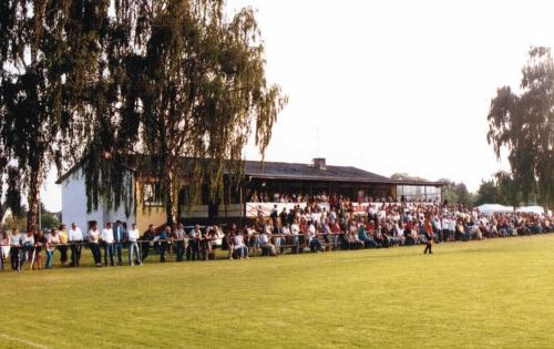 Sportplatz an der Frankfurter Str. - Vereinsheim/Tribünenbalkon