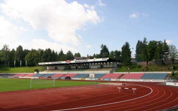 Dreiflüssestadion - Tribüne