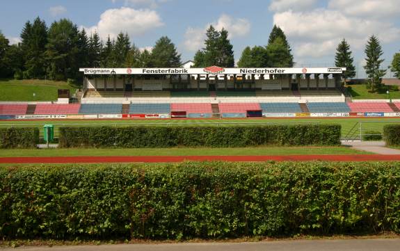 Dreiflüssestadion - Blick auf die Tribüne von der Gegenseite