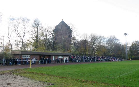 Sternschanzenpark - Hauptseite besetzt, im Hintergrund der alte Wasserturm